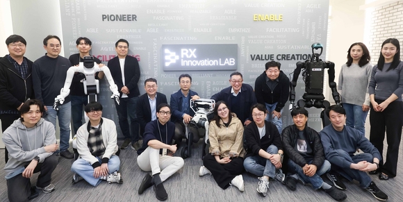 ▲LG CNS CEO 현신균 사장(윗줄 오른쪽 네 번째), 스마트물류&시티사업부장 이준호 전무(윗줄 왼쪽 다섯 번째), CTO 박상엽 상무(윗줄 오른쪽 세 번째), 스마트물류센터/로봇사업담당 명창국 상무(윗줄 왼쪽 네 번째) 등 LG CNS 임직원들이 RX 이노베이션 랩 출범식에서 기념촬영을 하고 있다. / 사진=LG CNS LG CNS, 고객 맞춤형 로봇 컨설팅 조직 출범