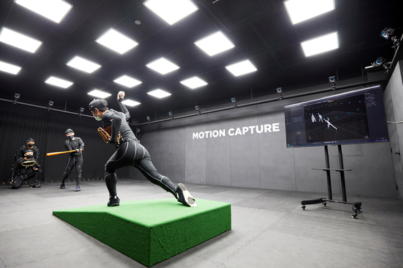 ▲컴투스는 야구게임의 리얼리티 완성도를 높이기 위해 은퇴한 프로야구 선수가 수년간 모션캠처 액터로 함께 하며 실제 야구 동작의 미세한 디테일을 살리는 등 가능한 모든 방법을 동원하고 있다. 사진은 모션캡처를 통해 실제 야구 동작을 재현하는 모습 / 사진=컴투스 ‘야구게임 명가’ 컴투스 “‘진짜 야구’ 향한 ‘진심’ 통했다”