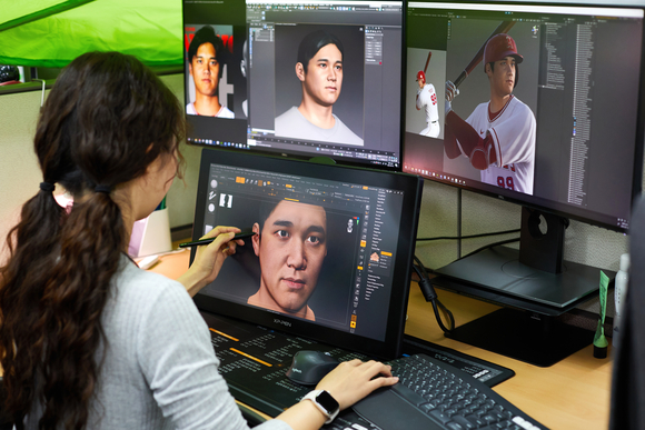 ▲컴투스는 수년간 한국과 일본의 전 구단을 방문해 거의 모든 선수를 3D 헤드 스캔으로 촬영했으며, 신인과 외국인 선수도 매년 추가 촬영하고 있다. 사진은 컴투스 야구개발본부 개발팀원(아트)이 작업하는 모습 / 사진=컴투스 ‘야구게임 명가’ 컴투스 “‘진짜 야구’ 향한 ‘진심’ 통했다”