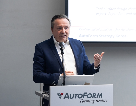 ▲올리비에 르퇴르트르 오토폼엔지니어링 그룹 CEO가 7일 기자간담회에서 발표하고 있다. / 사진=오토폼엔지니어링 오토폼엔지니어링 “사라지는 제조 현장 지식 디지털화 시급”