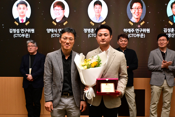 ▲LG전자 서초 R&D캠퍼스에서 열린 임명식에서 김병훈 LG전자 CTO 부사장(왼쪽)이 김정섭 CTO부문 소자재료연구소 연구위원과 함께 기념 촬영을 하고 있다. / 사진=LG전자 LG전자, 전사 1% 핵심 연구·전문위원 22명 선발