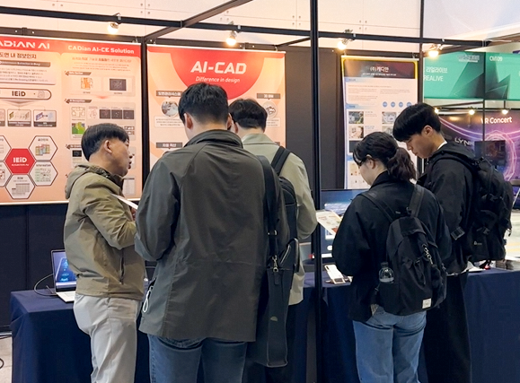 ▲위즈코어의 CAD·스마트팩토리 플랫폼에 높은 관심을 보인 전시회 참관객들 / 사진=위즈코어 위즈코어, 설계-제조 잇는 AI 플랫폼 승부수