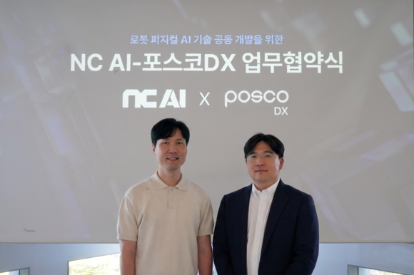 ▲윤석준 포스코DX 로봇자동화센터장(오른쪽)과 김민재 NC AI CTO가 NC AI 판교 본사에서 ‘로봇 피지컬AI 기술 공동 개발’을 위한 업무협약을 체결한 뒤 기념촬영을 하고 있다. / 사진=포스코DX 포스코DX, NC AI와 로봇 파운데이션 모델 개발한다