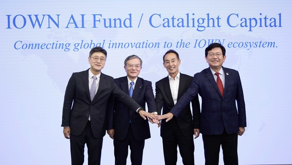 ▲(왼쪽부터) 정재헌 SK텔레콤 CEO, 시마다 아키라 NTT CEO, 손영권 월든 카탈리스트 벤처스(WCV) 공동 창업자, 린롱츠 중화텔레콤 사장이 10일 일본 도쿄 NTT 본사에서 차세대 AI 기술에 투자하는 ‘아이온(IOWN) AI 펀드’를 공동 조성한다고 발표한 뒤 기념촬영을 하고 있다. / 사진=SK텔레콤 SK텔레콤, NTT 등과 5억 달러 AI 펀드 만든다