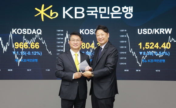 ▲10일 서울 여의도 KB국민은행 딜링룸에서 열린 디지털 채권 발행을 위한 서명식에 참여한 이상호 HSBC증권 서울지점 대표(오른쪽)와 이성희 KB국민은행 자본시장사업그룹 부행장이 기념촬영을 하고 있다. / 사진=국민은행