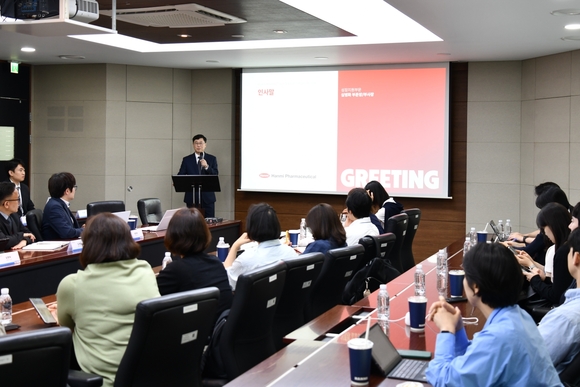 ▲12일 심병화 한미약품 성장지원부문장이 평택 바이오플랜트에서 열린 국내 증권사 애널리스트 초청 기업설명회(IR)에서 인사말을 하고 있다. / 사진=한미약품 한미약품, 평택 바이오플랜트서 기업설명회 개최