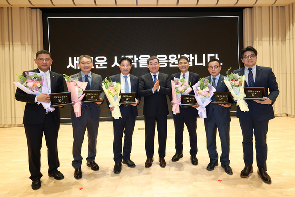 ▲대우건설 2026 기술명인 6인이 명인패를 들고 기념촬영을 하고 있다. / 사진=대우건설 대우건설, 사내 최고 기술인 6명 선발…기술명인 제도 도입