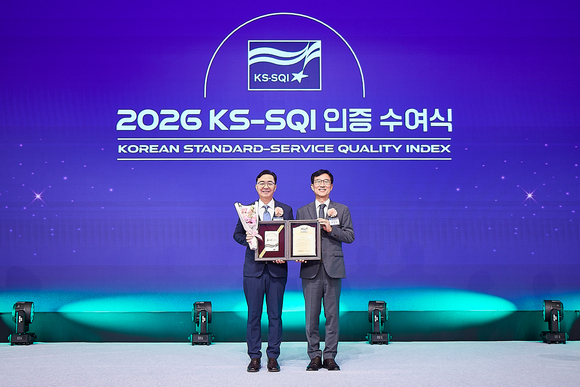 ▲최찬호 HD현대오일뱅크 영업지원부문장(왼쪽)이 한국표준협회가 주관하는 2026년 한국서비스품질지수(KS-SQ) 조사에서 주유소 부문 1위를 수상하며 기념 사진을 촬영하고 있다. / 사진=HD현대오일뱅크 HD현대오일뱅크, ‘2026년 한국서비스품질지수’ 주유소 부문 1위