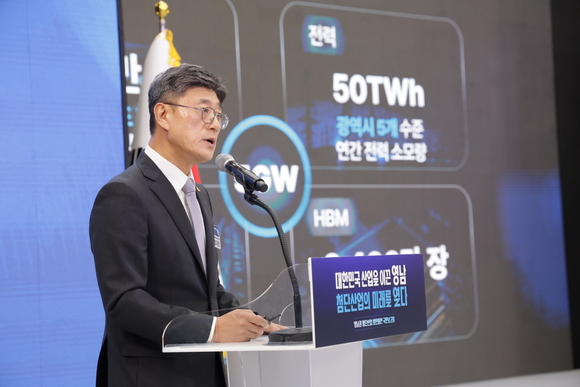 ▲정재헌 SK텔레콤 CEO가 지난 3일 경남 진주 경상대에서 진행된 ‘영남권 첨단산업 육성전략 국민보고회’에서 AI 데이터센터 투자 계획을 발표하고 있다. / 사진=SK텔레콤 SK텔레콤, 15GW AI 데이터센터 청사진 공개…‘아시아 AI 허브’ 도전