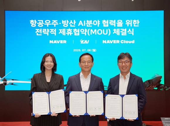 ▲(왼쪽부터) 네이버 최수연 대표, 김종출 KAI 대표, 김유원 네이버클라우드 대표가 지난 6일 KAI 사천 본사에서 진행된 협약식에서 기념 촬영을 하고 있다. / 사진=한국항공우주산업(KAI) KAI·팀네이버, 항공우주·방산 AI 협력…피지컬 AI 공동 개발