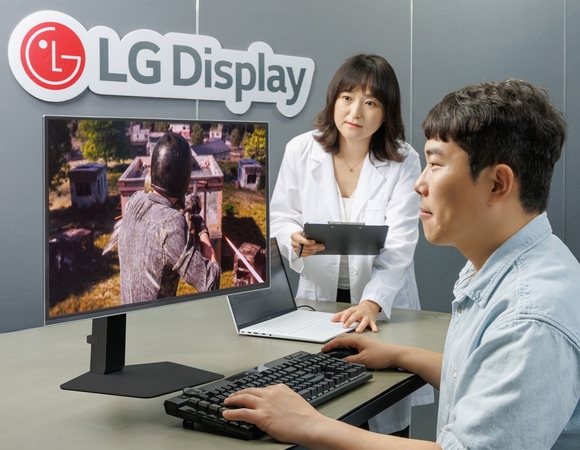▲ LG디스플레이 직원이 게이밍 모니터 주사율과 게임 수행능력 간의 상관관계를 입증하는 실험을 하고 있다. / 사진=LG디스플레이 LG디스플레이, “모니터 주사율 높을수록 FPS 게임 승률 최대 38% 상승”