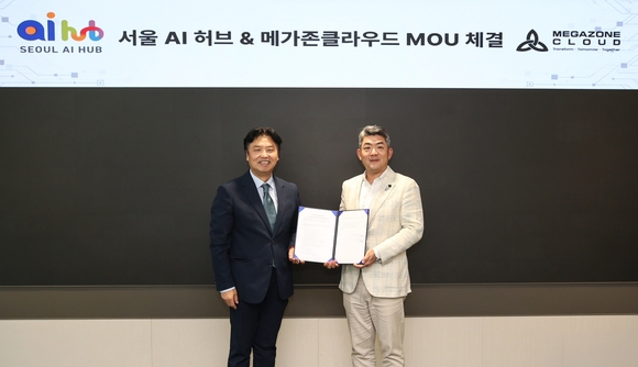 ▲황인철 메가존클라우드 CRO(오른쪽)와 변우석 서울 AI 허브 센터장이 ‘AI 산업 생태계 활성화 및 AI 기업 성장 지원을 위한 업무협약’을 체결한 뒤 기념촬영을 하고 있다. / 사진=메가존클라우드 메가존클라우드, 서울 AI 허브와 맞손…AI 스타트업 지원 확대