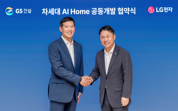 ▲류재철 LG전자 CEO 사장(오른쪽)과 허윤홍 GS건설 대표가 지난 10일 업무협약 체결식 후 기념촬영을 하고 있다. / 사진=LG전자 LG전자, GS건설과 ‘AI·로봇 기반 주거공간’ 공동개발