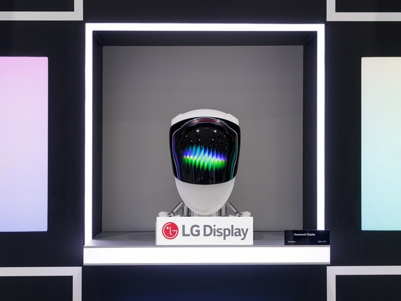 ▲LG디스플레이의 휴머노이드용 P(플라스틱)-OLED 패널 / 사진=LG디스플레이 LGD, ‘K-디스플레이 2026’서 휴머노이드·모빌리티 기술 공개