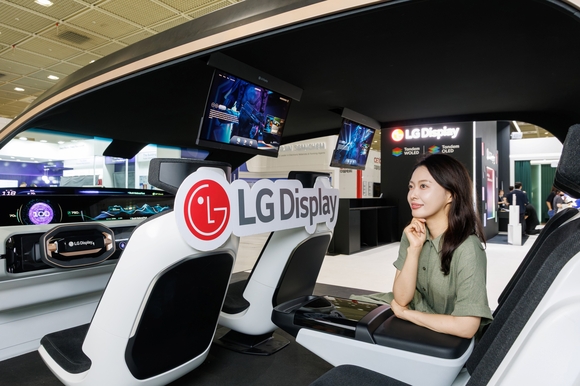 ▲LG디스플레이 직원이 22일 서울 코엑스에서 열린 ‘K-디스플레이 2026’ LG디스플레이 부스에서 ’18인치 슬라이더블 OLED’ 등 다양한 차량용 디스플레이가 적용된 디지털 콕핏을 소개하고 있다. / 사진=LG디스플레이 LGD, ‘K-디스플레이 2026’서 휴머노이드·모빌리티 기술 공개