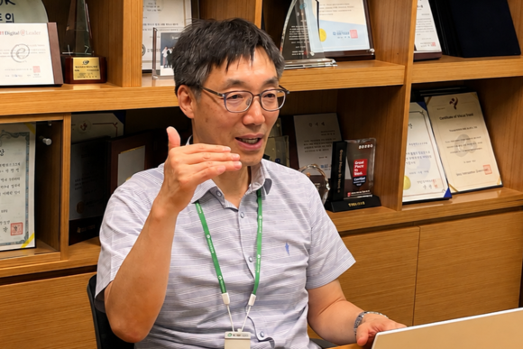 ▲임승환 영림원소프트랩 BPO플랫폼사업단 상무는 “돈과 사람을 모두 이해하고 연결할 수 있는 기업만이 새로운 경쟁력을 가질 수 있다”며 “에버인을 사람 중심의 일하는 방식을 지원하는 플랫폼으로 계속 발전시킬 것”이라고 말했다. / 사진=영림원소프트랩 “ERP로 ‘돈의 흐름’ 관리하고 HR로 ‘사람의 흐름’ 관리한다”