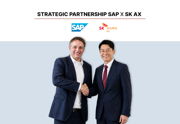 ▲김완종 SK AX 사장(오른쪽)과 크리스티안 클라인 SAP CEO가 독일 바덴뷔르템베르크주 발도르프에 위치한 SAP 본사에서 협력 방안을 논의한 뒤 기념촬영을 하고 있다. / 사진=SK AX SK AX, SAP와 엔터프라이즈 AI 사업 확대