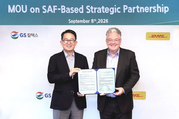 ▲김창수 GS칼텍스 Mobility & Marketing 본부 부사장(왼쪽)과 존 피어슨 DHL 익스프레스 CEO가 업무협약식에서 기념사진을 촬영하고 있다. / 사진=GS칼텍스 GS칼텍스, DHL 익스프레스에 지속가능항공유 2000톤 공급