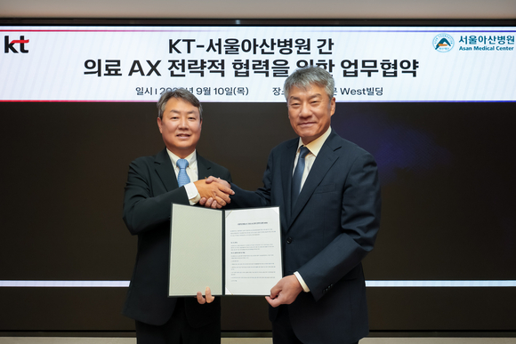 ▲김봉균 KT 엔터프라이즈부문장(왼쪽)과 박승일 서울아산병원장이 10일 서울 종로구 KT광화문빌딩 웨스트에서 업무협약을 체결한 뒤 기념촬영을 하고 있다. / 사진=KT KT-서울아산병원, 임상 현장에 AI 심는다