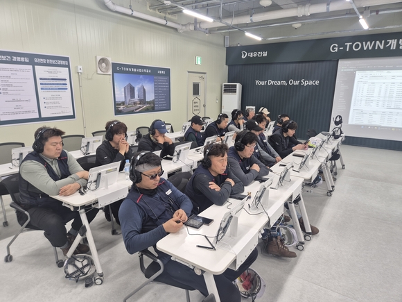 ▲과천 G-TOWN 개발사업 신축공사 현장에서 태블릿 기반 스마트 안전교육을 진행중이다. / 사진=대우건설 대우건설, 스마트 안전기술 확대…AI 번역기 전 현장 적용
