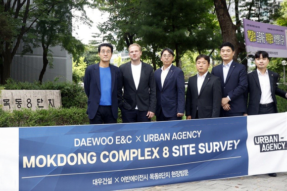 ▲목동8단지를 방문한 대우건설과 어반 에이전시 관계자들 / 사진=대우건설 대우건설, 목동8단지에 글로벌 설계 역량 결집