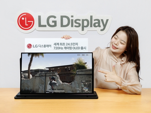 ▲LG디스플레이 직원이 '24.5인치 720Hz 게이밍 OLED' 패널을 소개하고 있다. / 사진=LG디스플레이 LG디스플레이, 세계 최초 24.5인치 720Hz 게이밍 OLED 출시