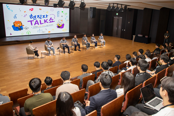 ▲지난 11일 서울 서초구 호반그룹 본사에서 열린 사옥초청 채용설명회에서 호반그룹 신입사원 공개채용 예비 지원자들이 현직자들의 직무와 채용 관련 설명을 듣고 있다. / 사진=호반그룹 호반그룹, 2027년 주요 계열사 신입사원 공채 실시
