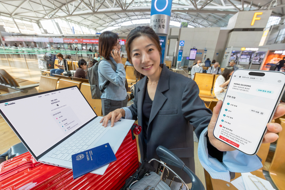 ▲KT 재팬 모델이 일본 장기 체류를 준비하는 국내 고객이 출국 전에 일본 전화번호를 신청할 수 있는 ‘티티 모바일’을 소개하고 있다. / 사진=KT 재팬 KT 재팬, 출국 전 일본 전화번호 신청 ‘티티 모바일’ 출시