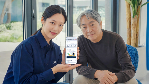 ▲GS건설 관계자가 ‘자이 시니어 온보딩’ 행사를 통해 입주민에게 자이홈 활용법을 설명하고 있다. / 사진=GS건설 GS건설, 시니어 입주민 500여 명에 ‘자이홈’ 활용 교육