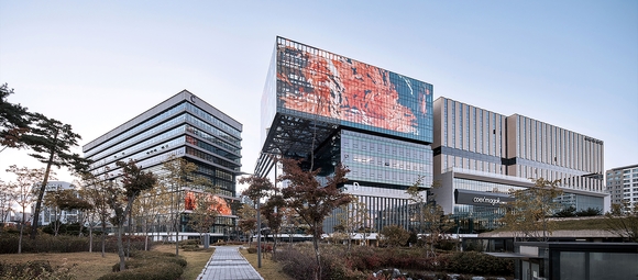 ▲서울 강서구 마곡 MICE 복합단지 ‘르웨스트(LE WEST)’ CP1 블록에 코엑스 마곡과 머큐어 서울 마곡을 비롯해 각종 업무∙상업 시설이 들어섰다. / 사진=롯데건설 롯데건설 ‘르웨스트’, 2026 굿디자인 어워드 동상 수상