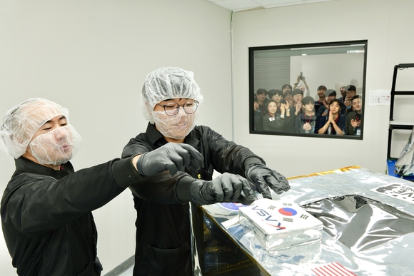 ▲HIS Youth 수상자인 문재성 대덕중학교 학생(1학년, 오른쪽)이 김정균 보령 대표와 함께 달 타임캡슐을 달 착륙선 IM-3에 부착하고 있다. / 사진=보령 보령, 청소년 우주의학 대회 수상작 담은 타임캡슐 달 착륙선 탑재
