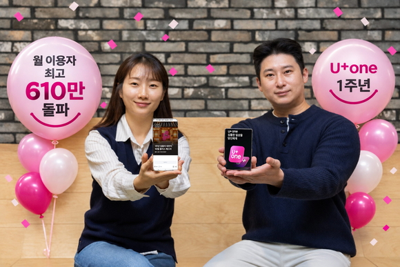 ▲LG유플러스 직원들이 유플러스원 출시 1주년을 맞아 유플러스원 앱과 콘텐츠·혜택 채널 ‘플러스’를 소개하고 있다. / 사진=LG유플러스 LG유플러스 ‘U+one’, 월 이용자 610만 명…통합 후 20% 증가